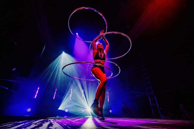 Jess Mews hula hooping 4 hoops
